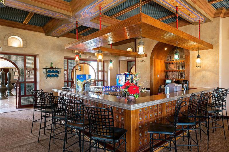 Crowne Plaza Sahara Oasis 1