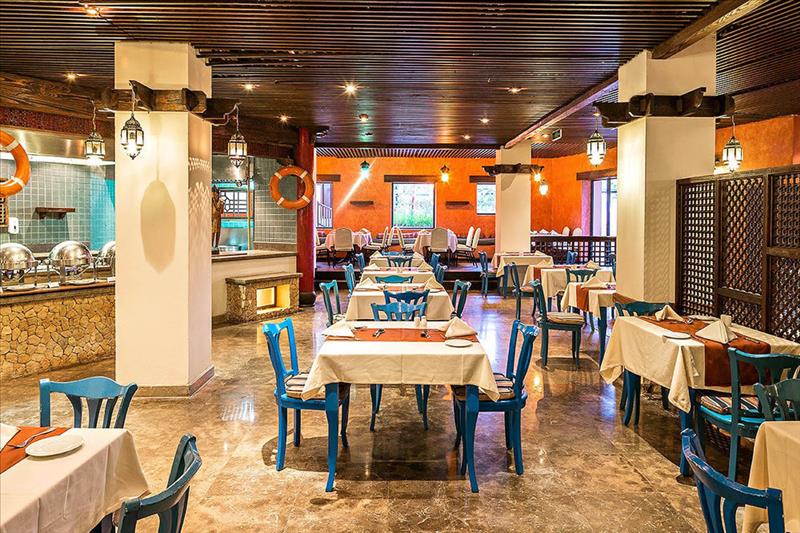 Crowne Plaza Sahara Oasis 3